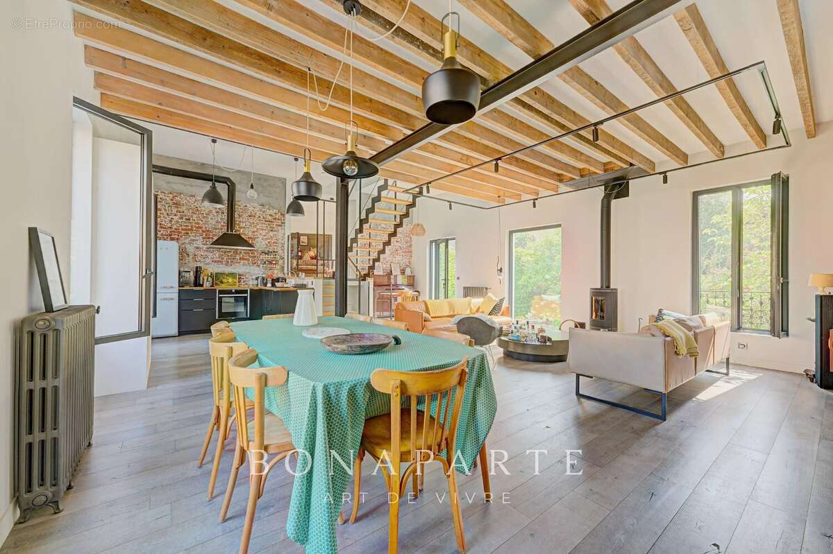 Suresnes – Élégante maison familiale de 210 m² avec jardin paysager et garage - photo 3