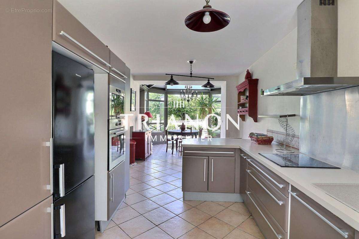 Maison bourgeoise de 245 m² avec  piscine, terrain 1.500 m² - photo 9