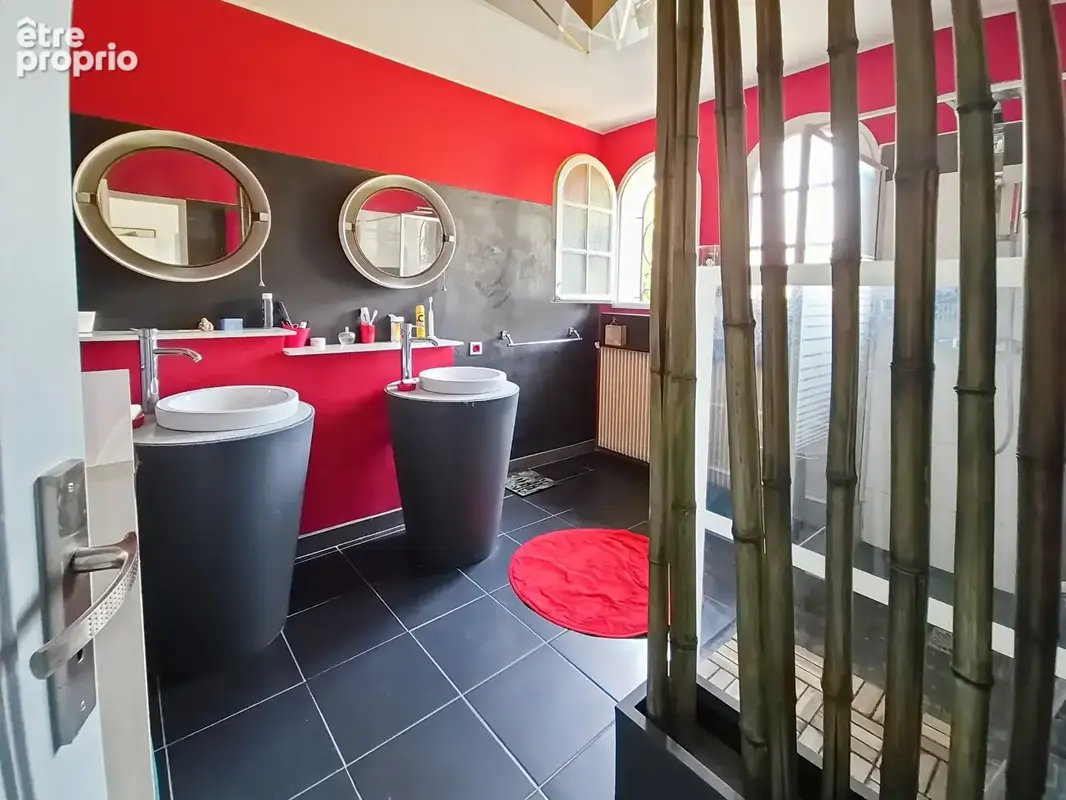 Maison de 5 pieces + 2 logements aménagés au S/sol semi entérrés-garage-Piscine - photo 5