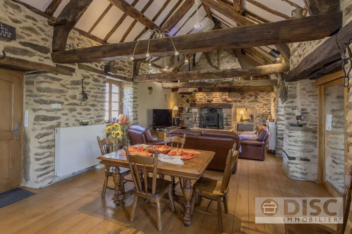 Corps de ferme rénovée avec spacieux gîte indépendant, dépendance, piscine et superbes vues. - photo 4