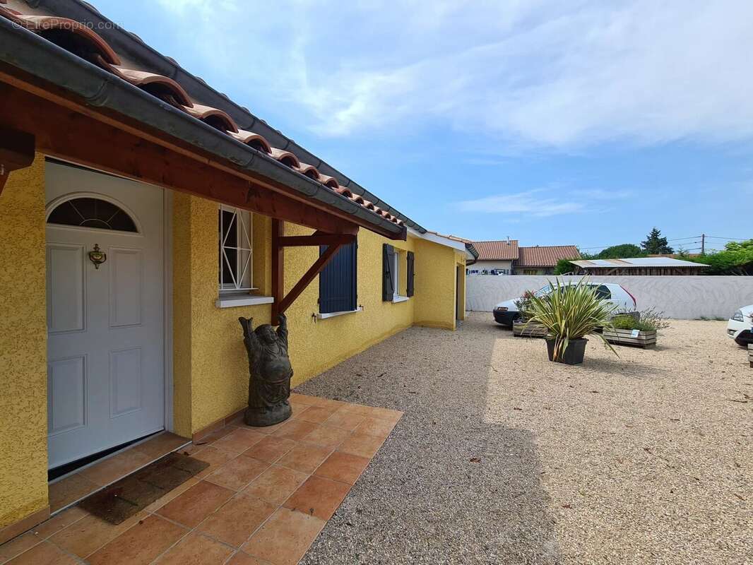 Maison à CRUZILLES-LES-MEPILLAT