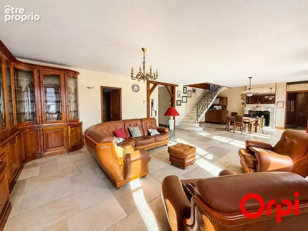 Une propriété pleine de charme, offrant de beaux espaces de vie, quatre chambres et des prestations de qualité, à découvrir sans - photo 3