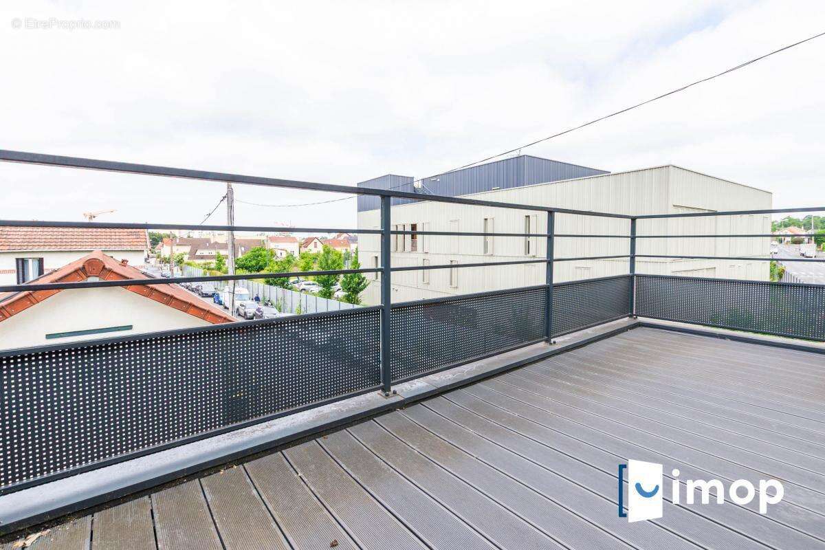 Duplex en parfait état dans un immeuble de 2020 proche RER D T11 et Métro 13 à faibles charges - photo 4