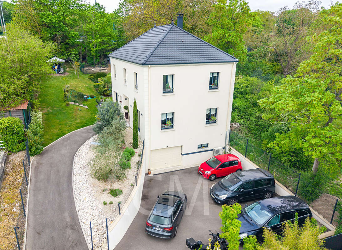 Maison à LE MESNIL-LE-ROI