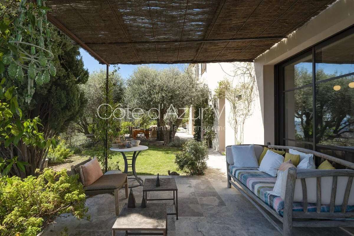 Maison à CHATEAUNEUF-GRASSE