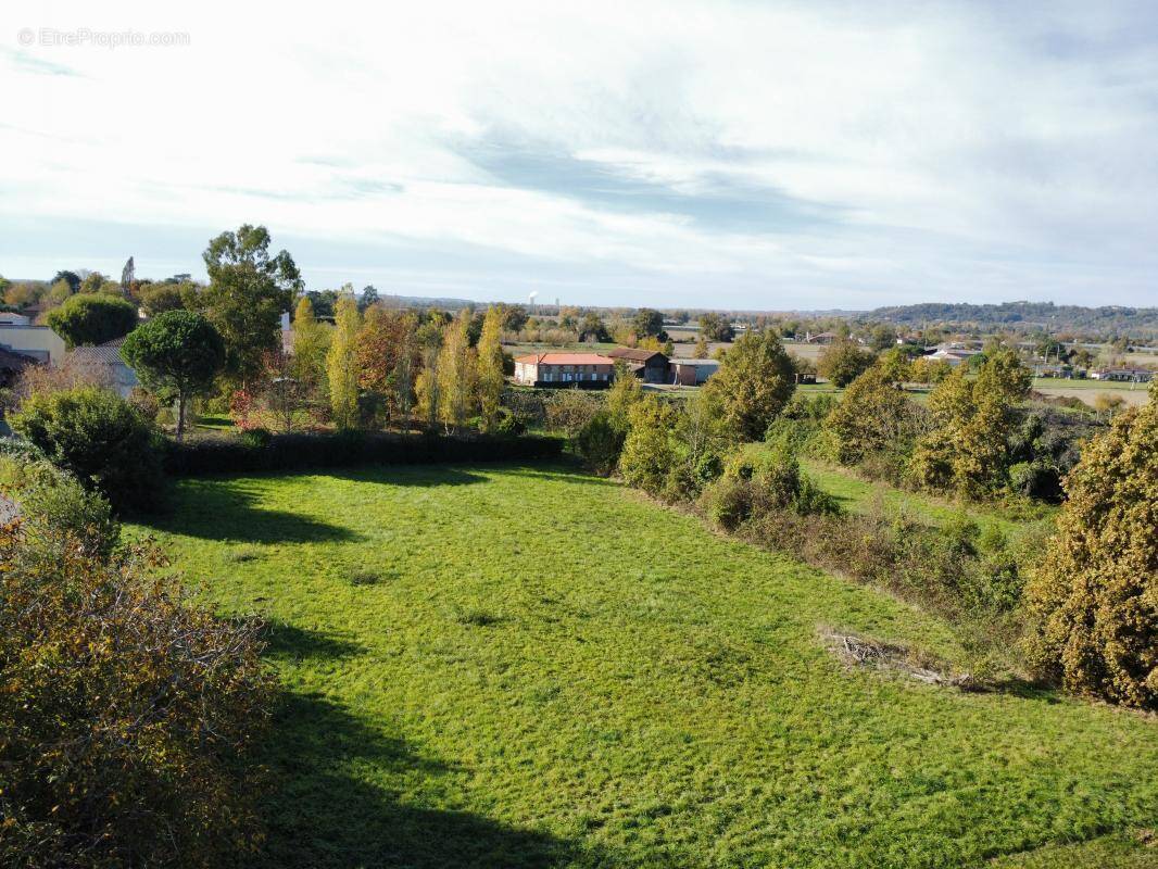 Terrain à SAINT-NICOLAS-DE-LA-GRAVE