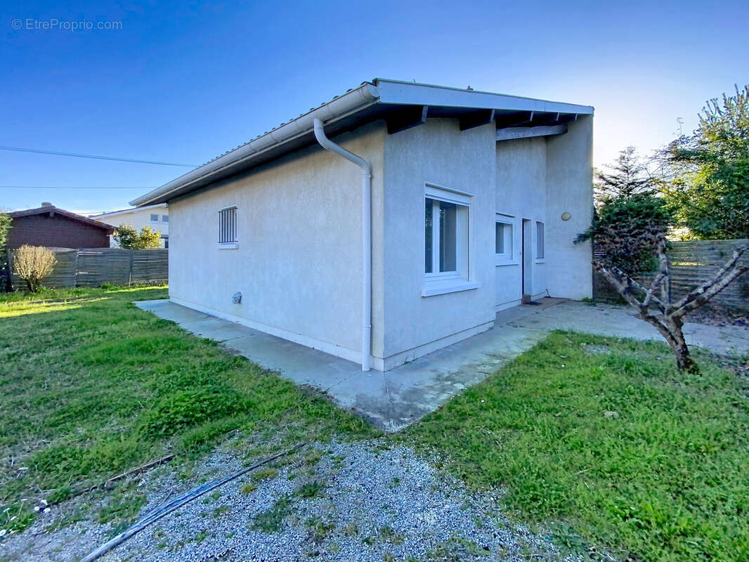 Maison mitoyenne avec garage et jardin, proche de toutes les commodités - photo 2