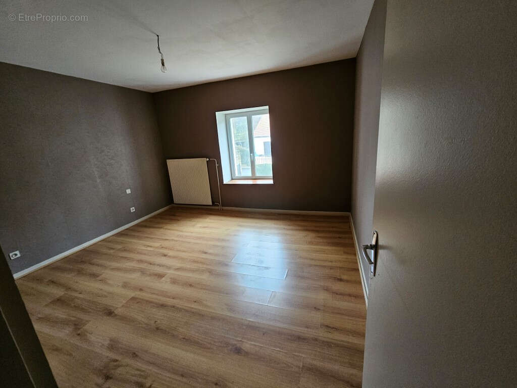 Maison à MONTUREUX-ET-PRANTIGNY