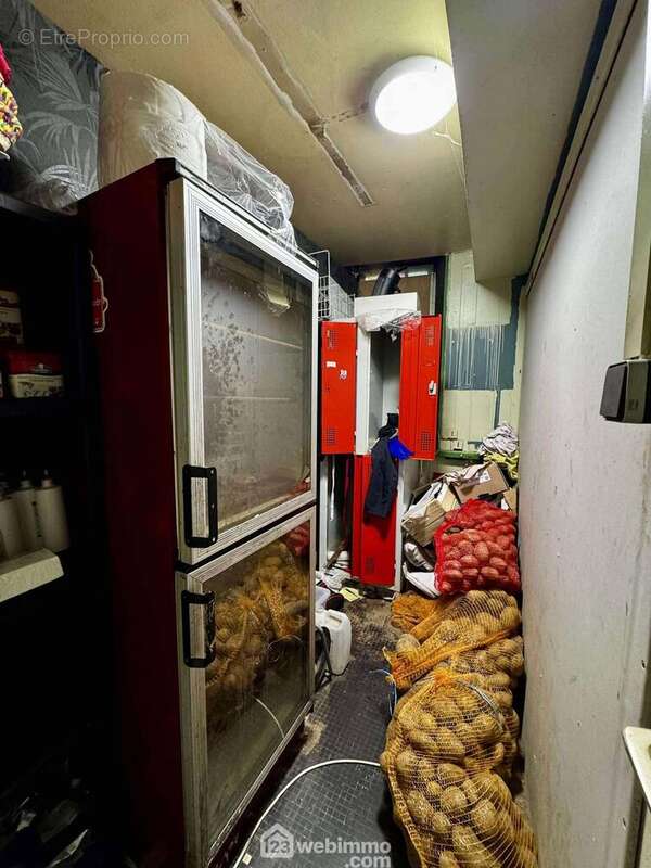 Grande réserve fonctionnelle pour votre stockage - Commerce à LAON
