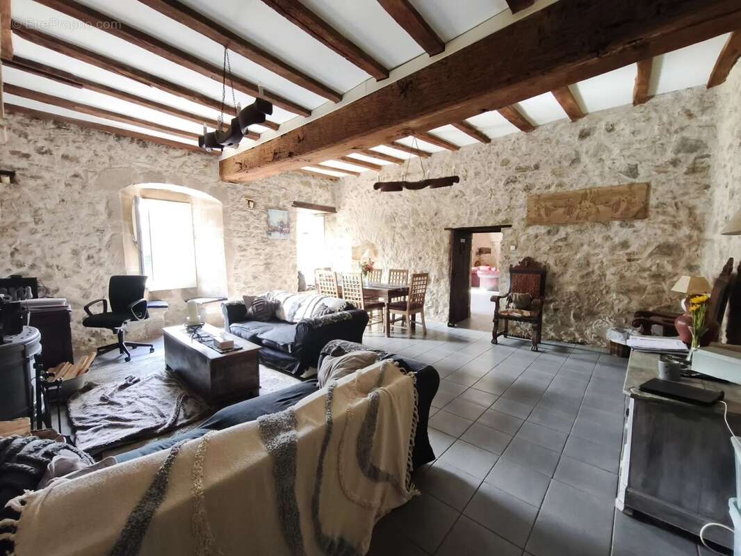 Domaine de Campagne Élégant du XIIIe Siècle avec Bois, Camping & Dépendances - photo 4