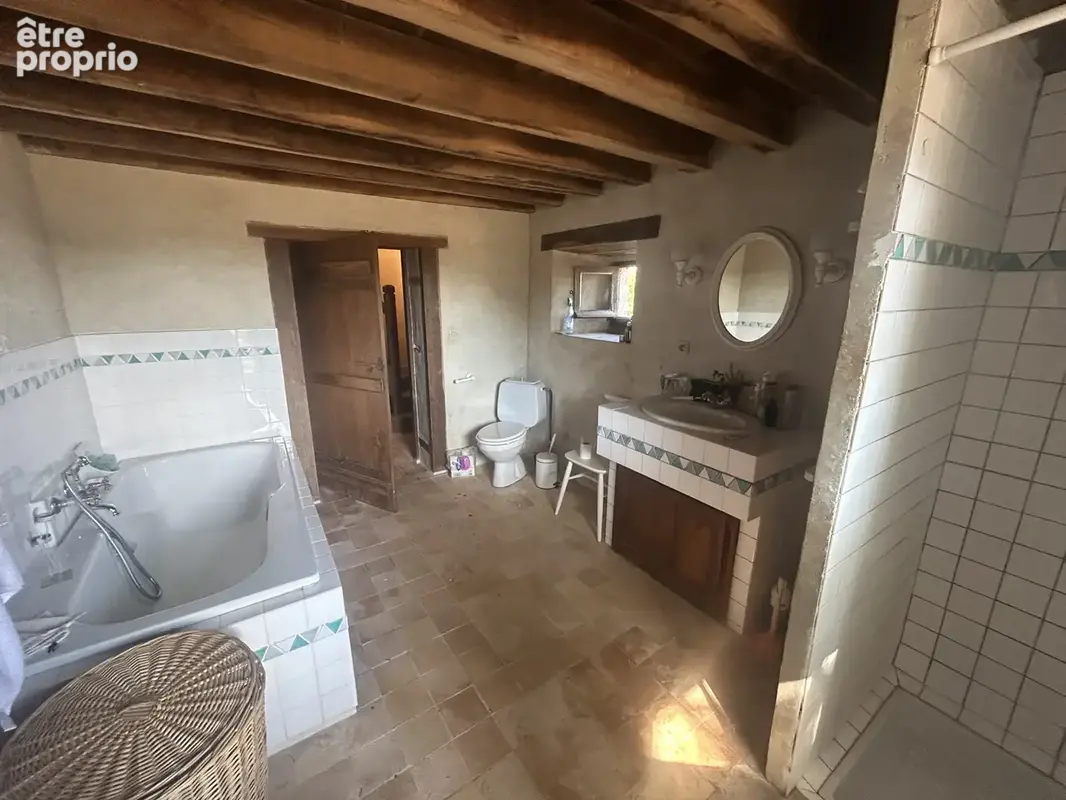 Fermette isolee sur 7 hectares de terrain d'un seul tenant - source - emplacement rare - photo 8