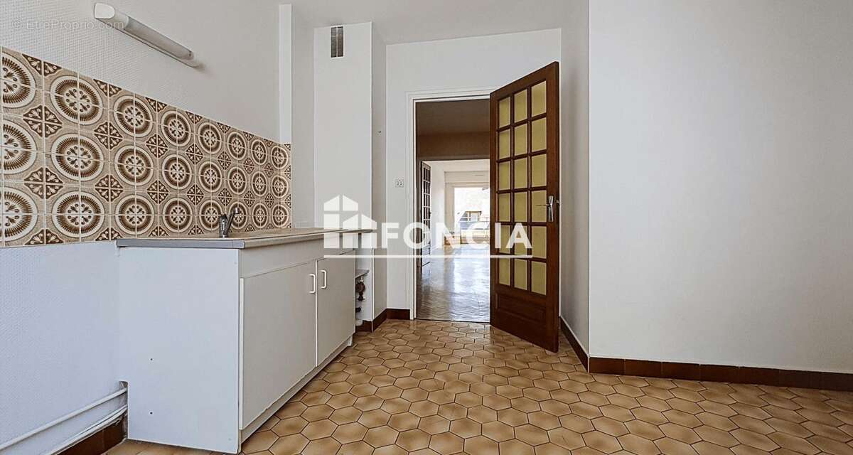 Appartement t4 - 3 chambres - ascenseur - parking - cave - balcon - photo 2
