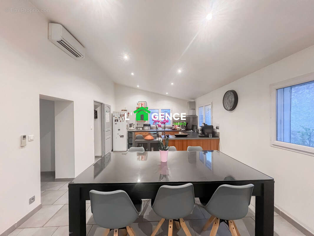 Maison à SAINT-MITRE-LES-REMPARTS