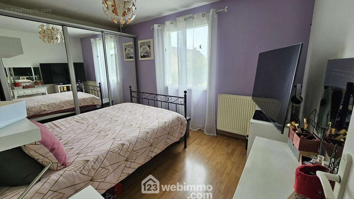 La chambre parentale de 12 m² parquetée. - Maison à MILLY-LA-FORET