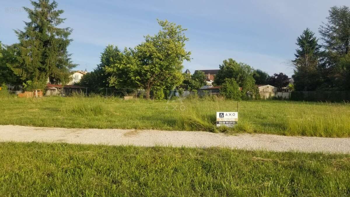 Terrain à BARBEZIEUX-SAINT-HILAIRE