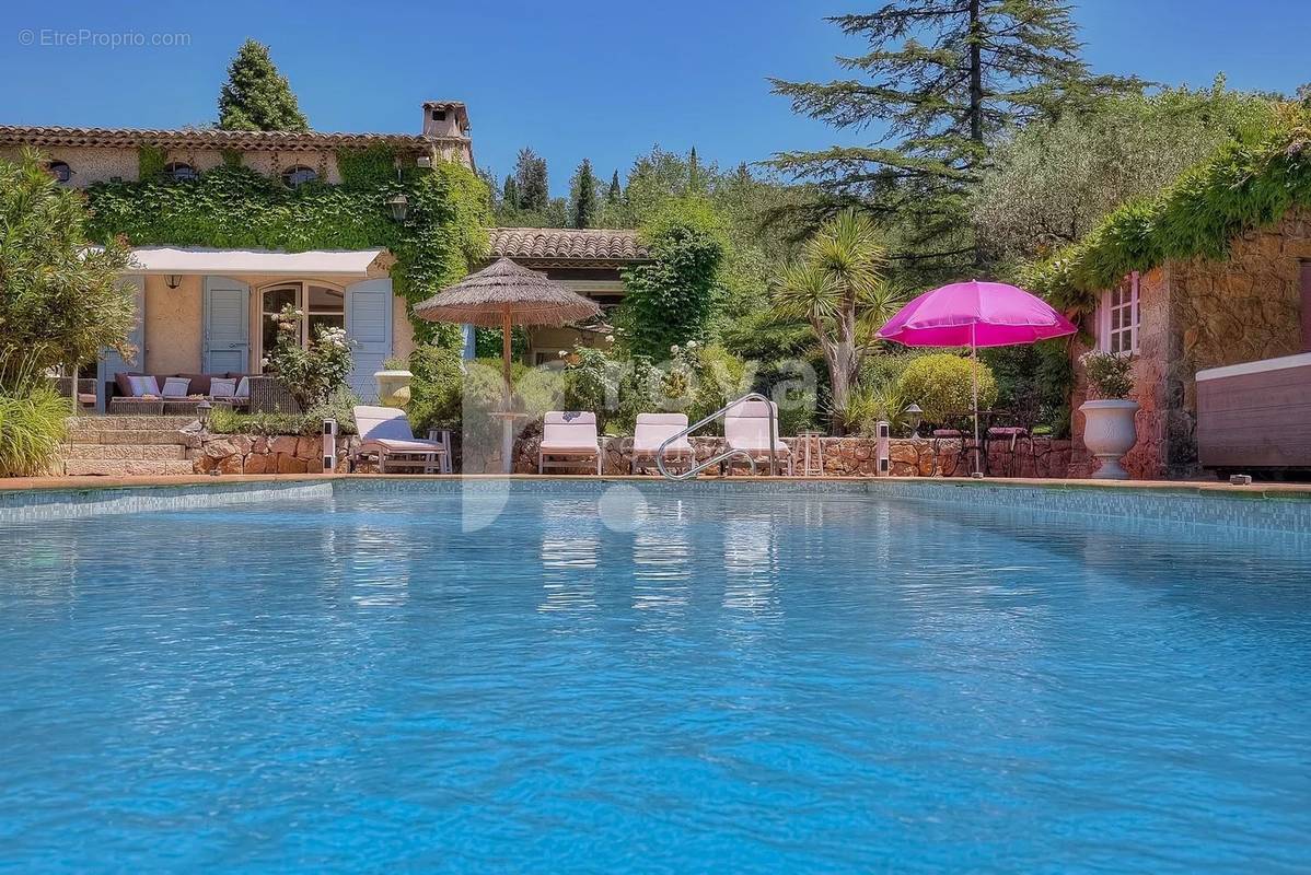 Maison à CHATEAUNEUF-GRASSE