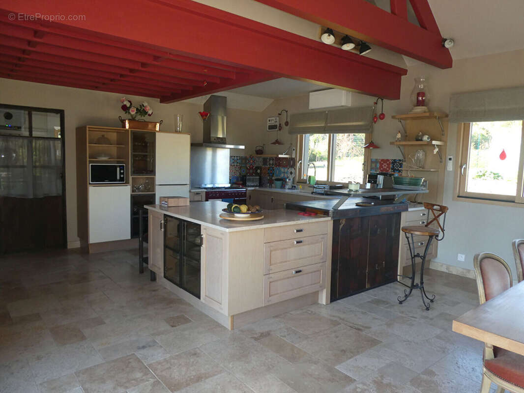 Maison d'environ 240 m² au sol , vie de plain-pied + étage, belles prestations - photo 6