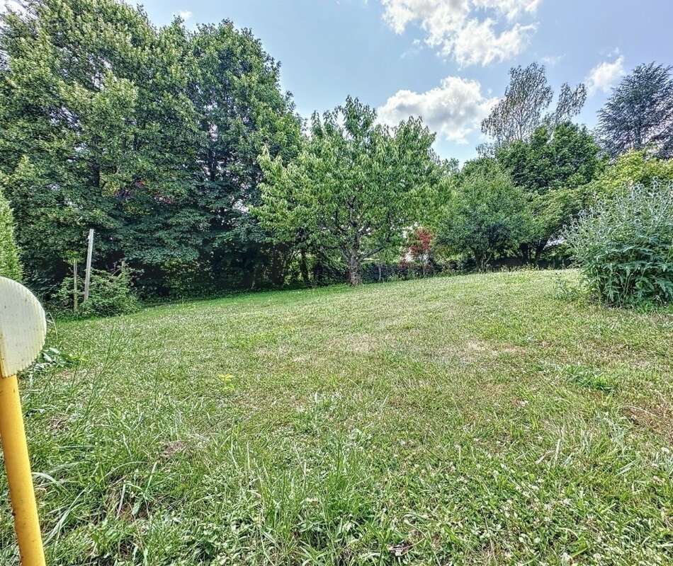 Terrain à SAINT-MARTIN-DES-CHAMPS