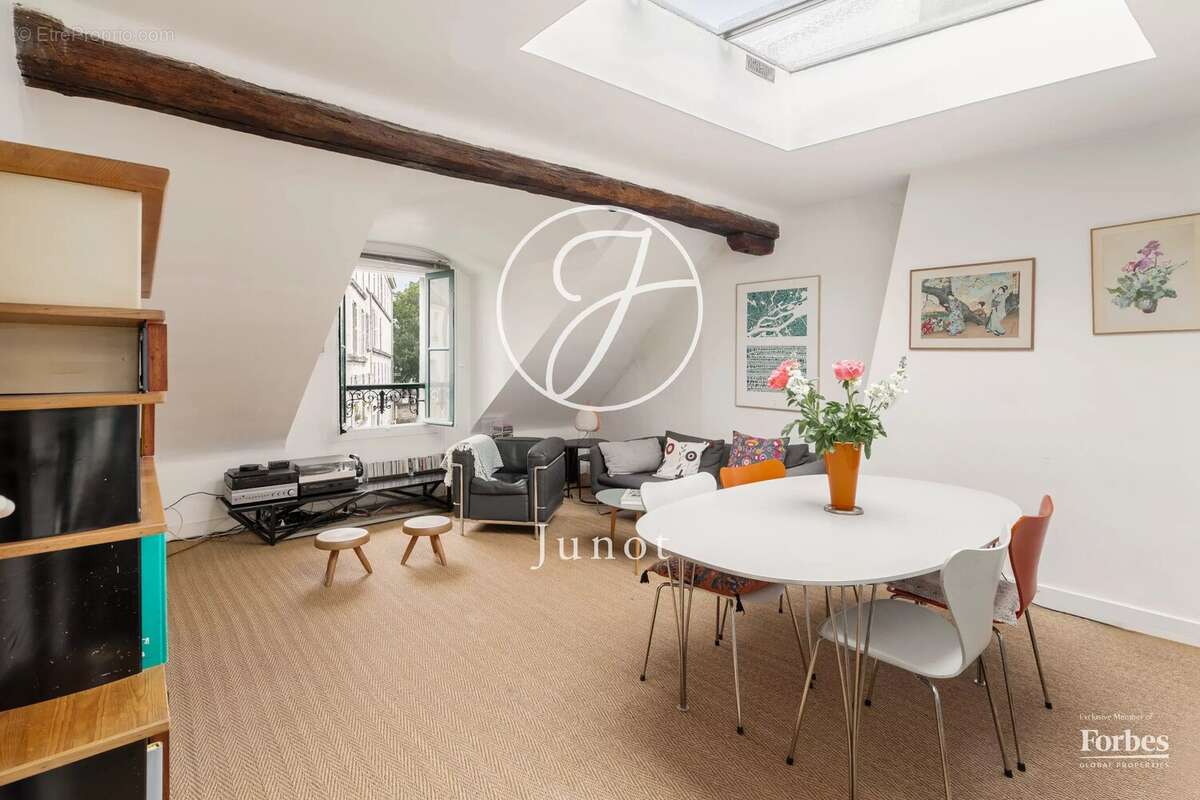 Paris 18e - HAUT MONTMARTRE / PLACE JEAN BAPTISTE CLÉMENT  - Appartement  à vendre - 4 pièces - 90,84m² Carrez - 107,84m² au sol - photo 7