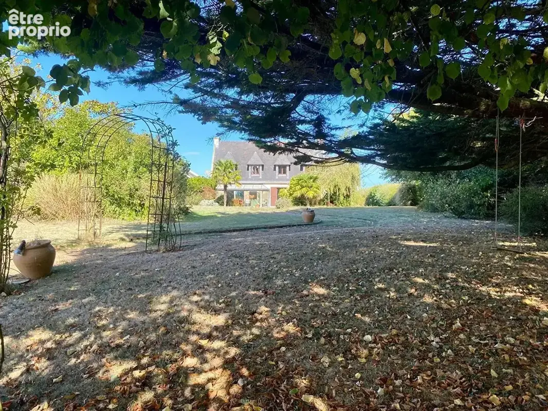 Trégueux Élégante propriété familiale de 269 m² au coeur d'un écrin de verdure - photo 14