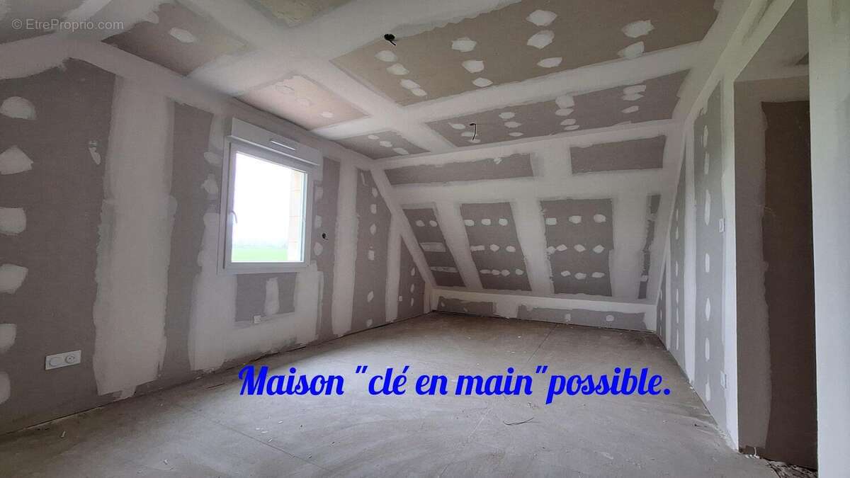 Maison à COMBREE