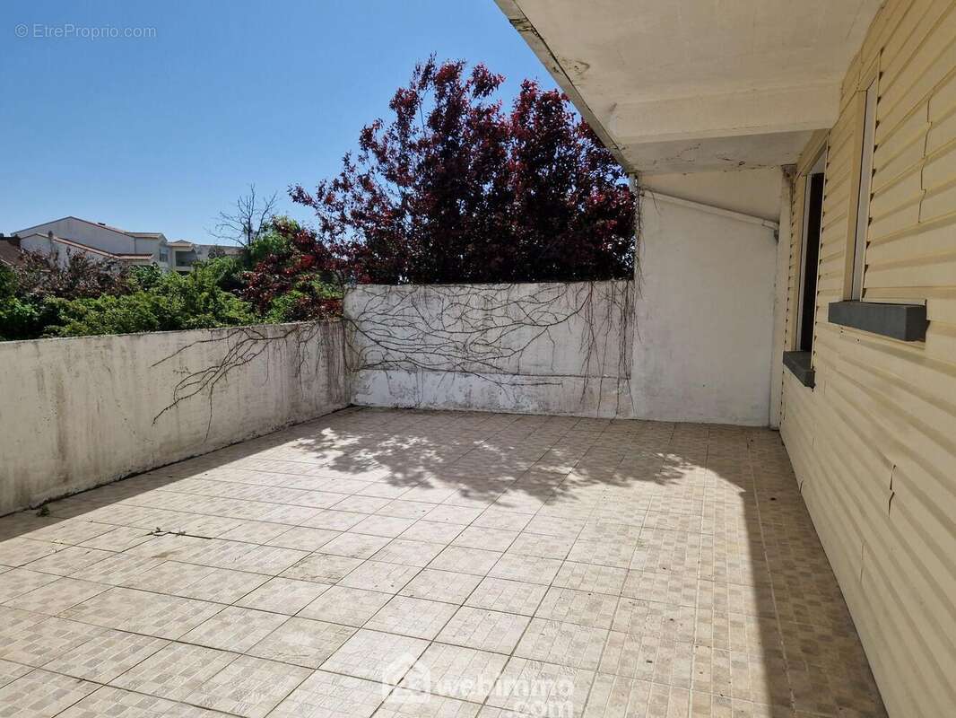 La grande terrasse du T3 au 1er étage - Appartement à LA ROCHE-SUR-YON