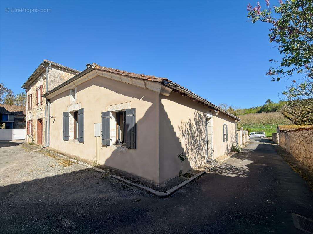 Maison à AGONAC