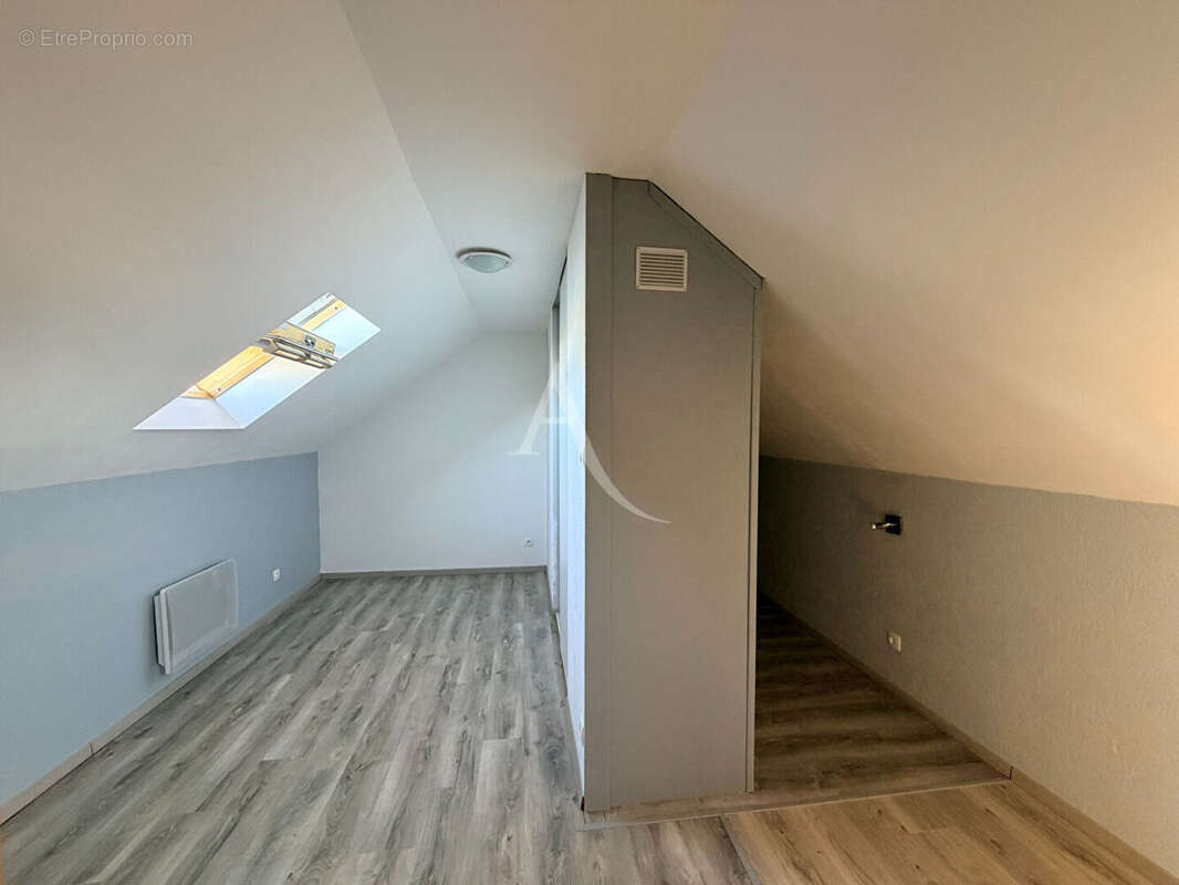 Vivy - Maison de plain-pied 113 m² - 5 chambres - Jardin et garage - photo 10