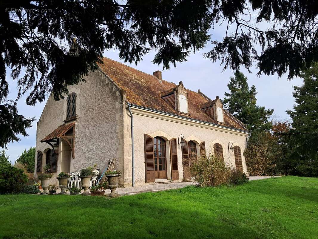 Maison 185 m² à Luynes  - photo 2