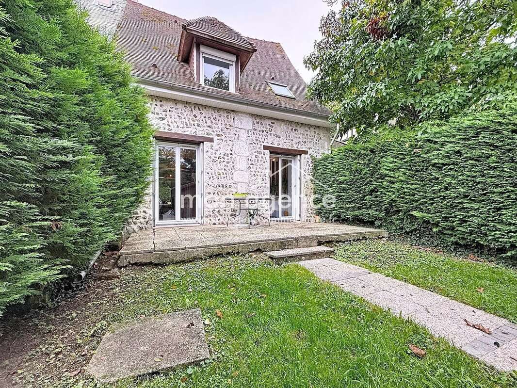 Maison à FRANQUEVILLE-SAINT-PIERRE