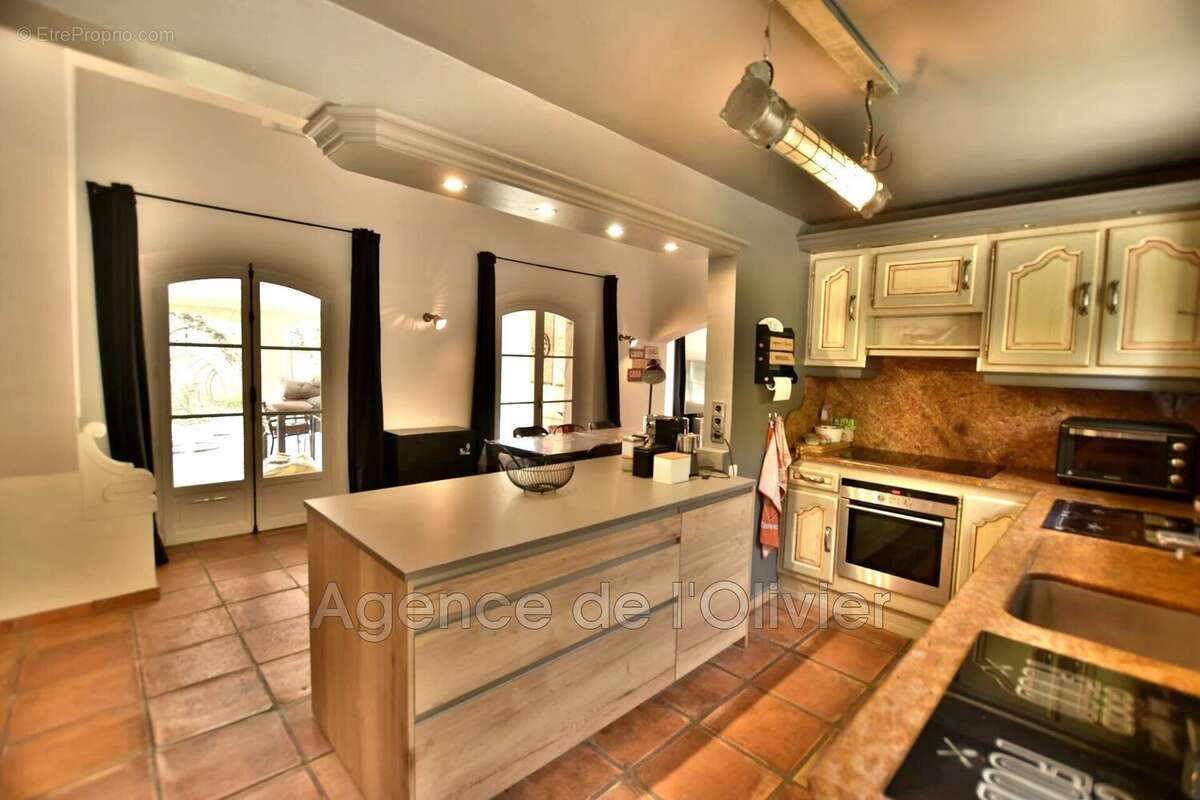 Maison à CHATEAUNEUF-GRASSE