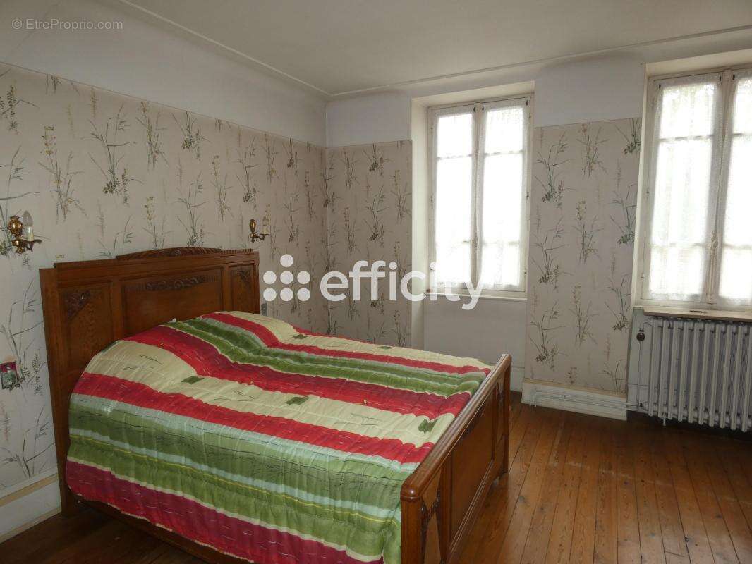 Maison à BELLENAVES