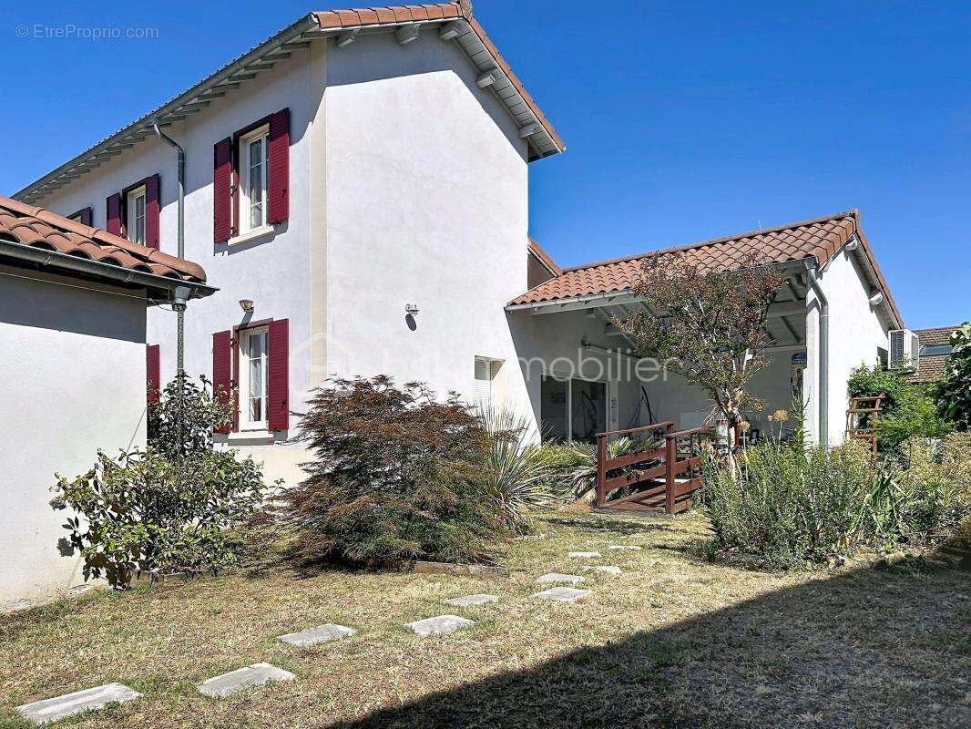BEYNOST – Maison familiale de caractère alliant le charme de l'ancien et le confort moderne - photo 3