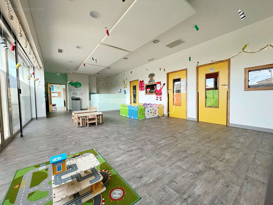 Local commercial (180m²) - Miramas - photo 3