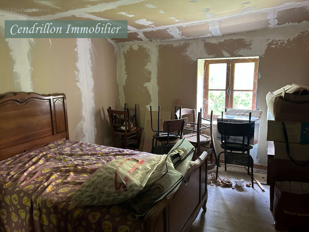 Maison en Pierre avec grange, 2 chambres sur 300m2 - photo 9