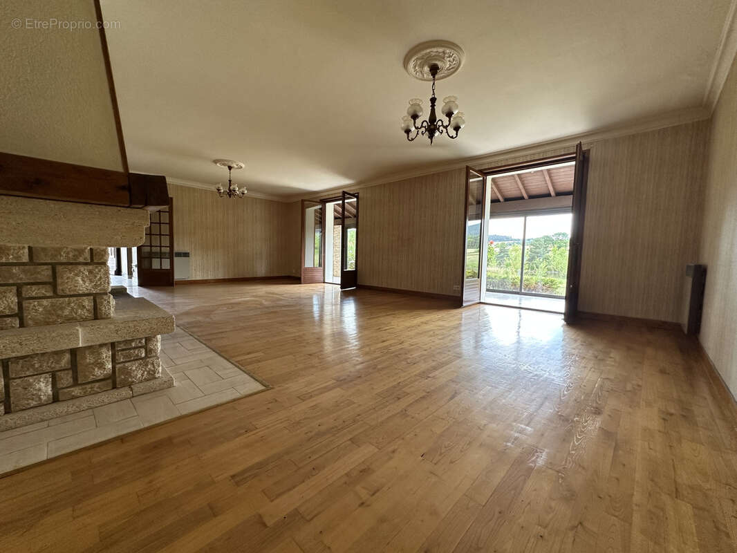 Maison à SAINT-CHRISTOPHE-SUR-DOLAISON