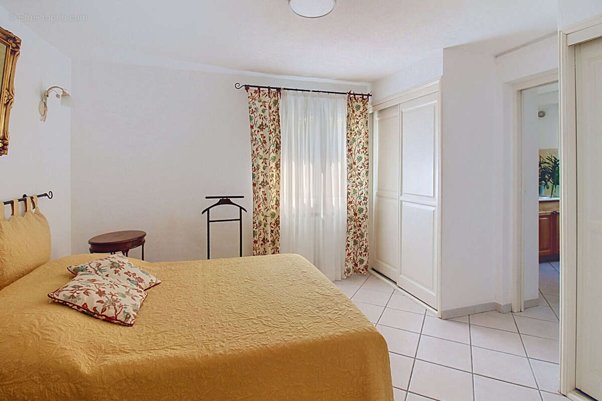 A VENDRE en EXCLUSIVITE à DRAGUIGNAN ! Propriété de caractère avec piscine, en plein coeur de ville - Possibilité 2 logements ou - photo 5