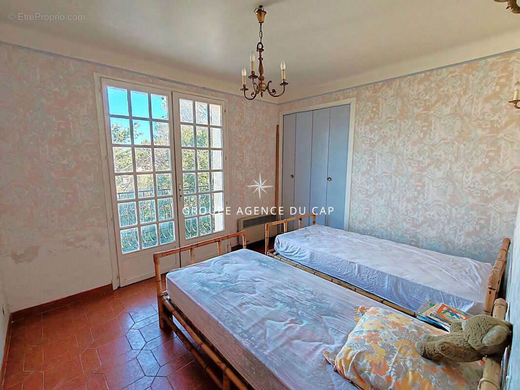 A vendre villa 6 pieces 4 chambres solarium avec apercu mer piscine a proximite du centre ville de saint aygulf - photo 12