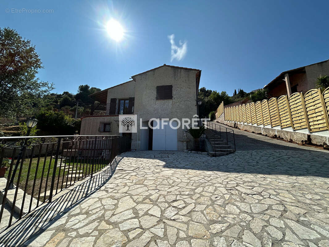 Maison à SAINT-LAURENT-DU-VAR