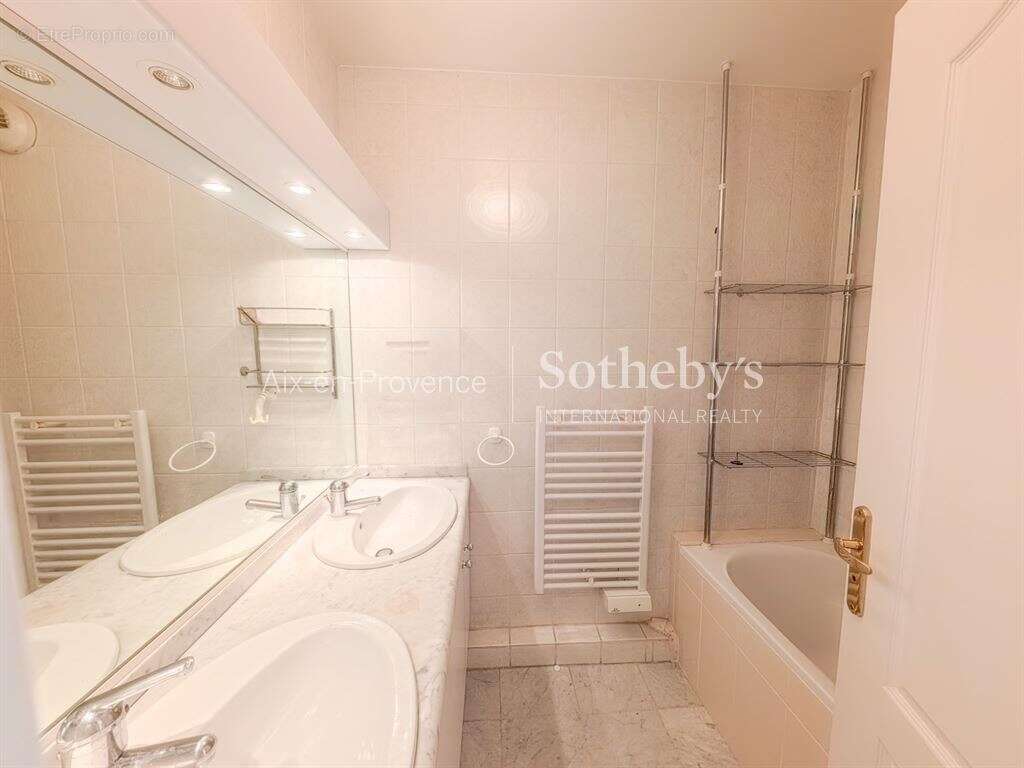 Cours Mirabeau – Appartement 104 m² avec 3 chambres, 2 balcons, parking privatif, cave et ascenseur - photo 7