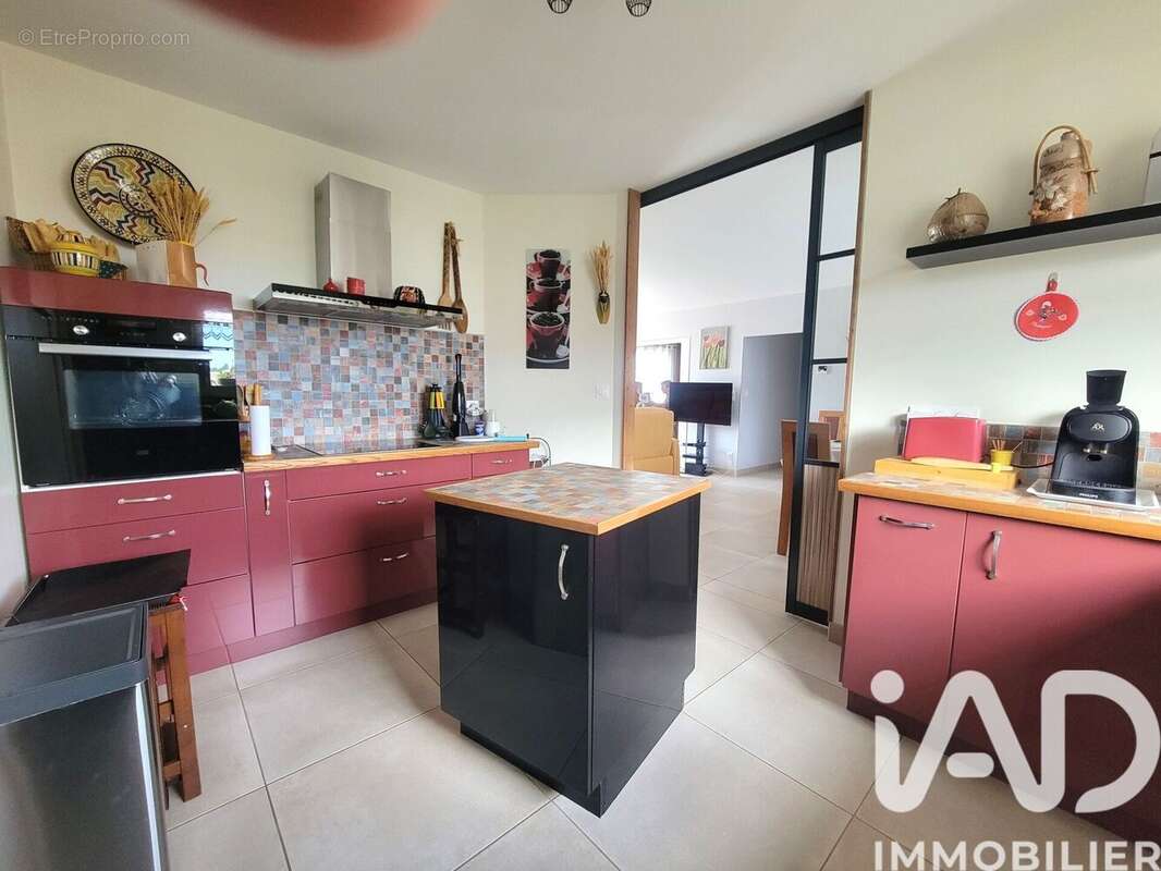 Maison 108 m² à Varzay  - photo 8