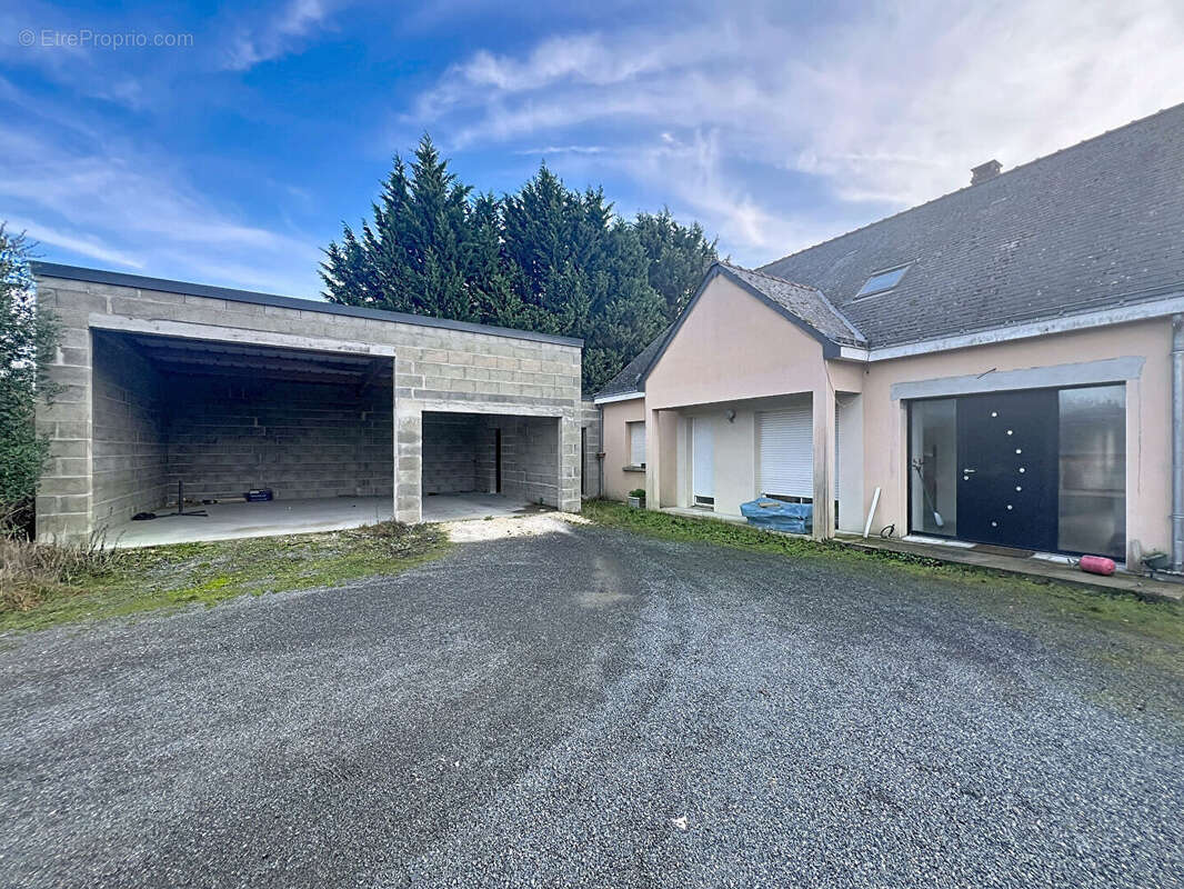 Maison à AMBILLOU-CHATEAU