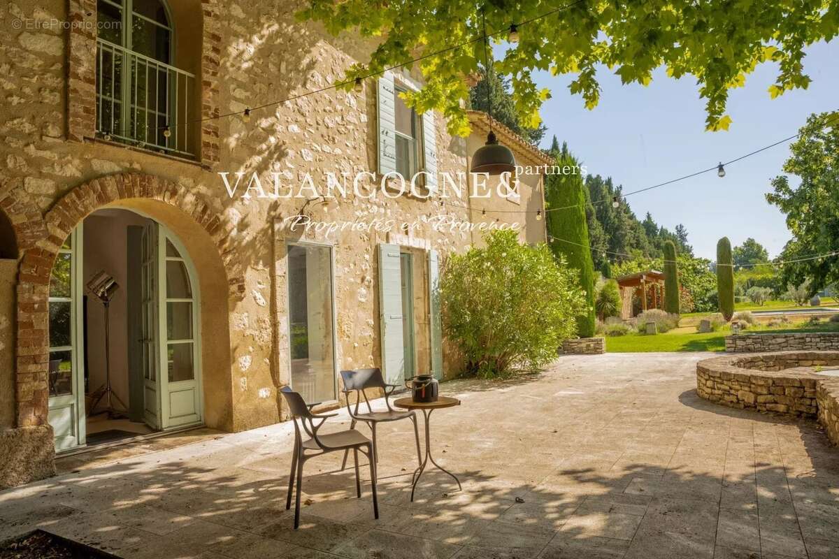 Mas Provençal de Charme avec Piscine et Tennis à Vendre - photo 3