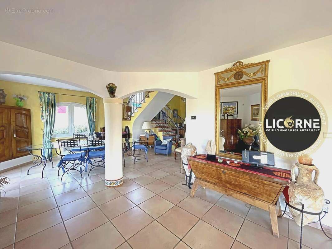 Maison à SAINT-CYR-SUR-MER