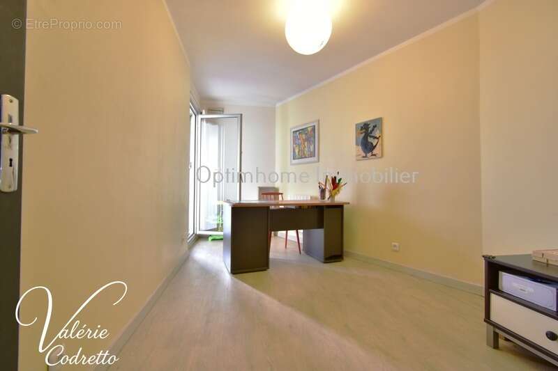 Appartement traversant 87 m² avec terrasse plein sud, parking et 2 caves – Hyères Centre 83400 - photo 9
