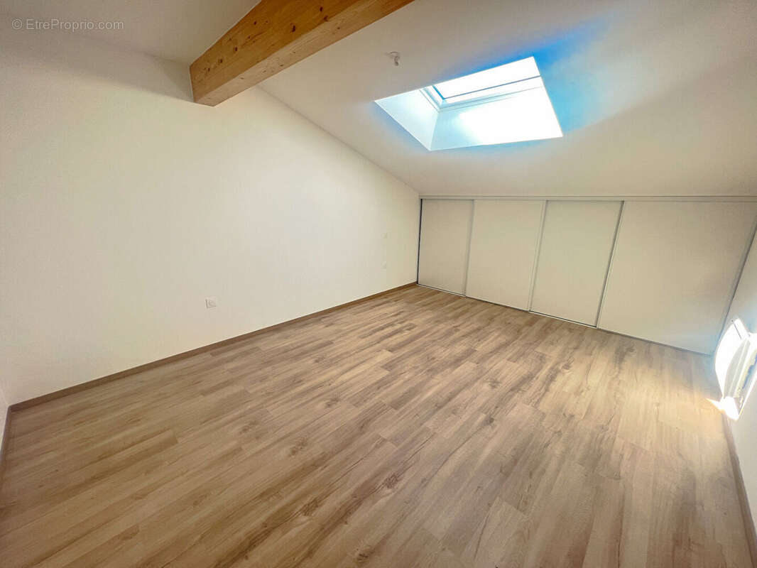 Appartement à PINS-JUSTARET