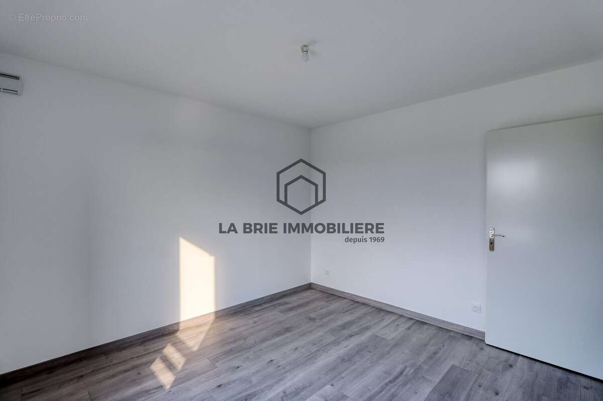 Appartement 75 m² à Mennecy  - photo 8