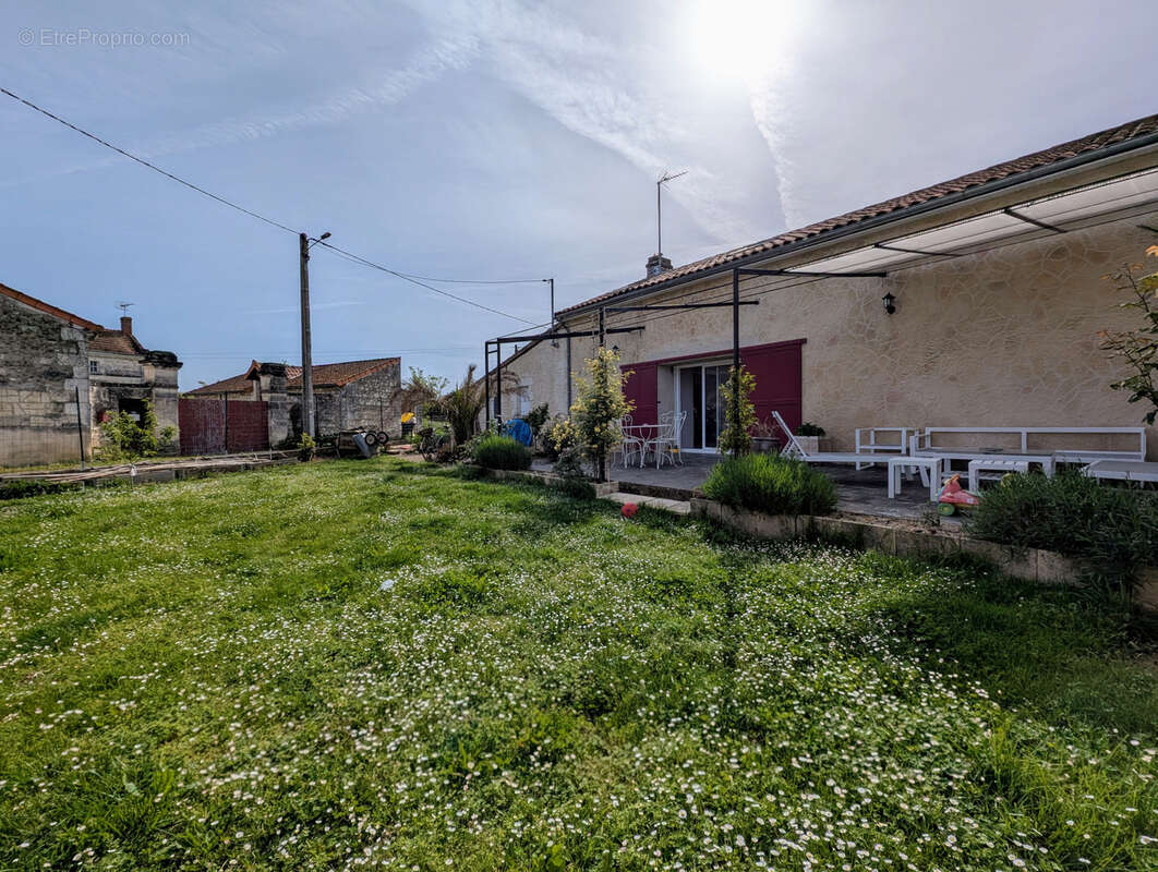 Maison à SAINT-GENEST-D'AMBIERE