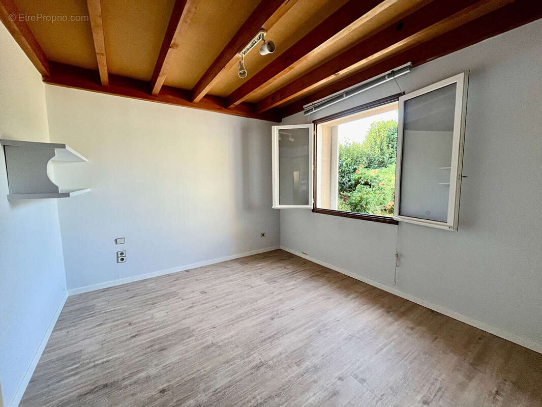 Secteur Villeneuve-sur-Lot, dans un quartier résidentiel, venez découvrir cette jolie maison d'architecte des années 80, avec vi - photo 5