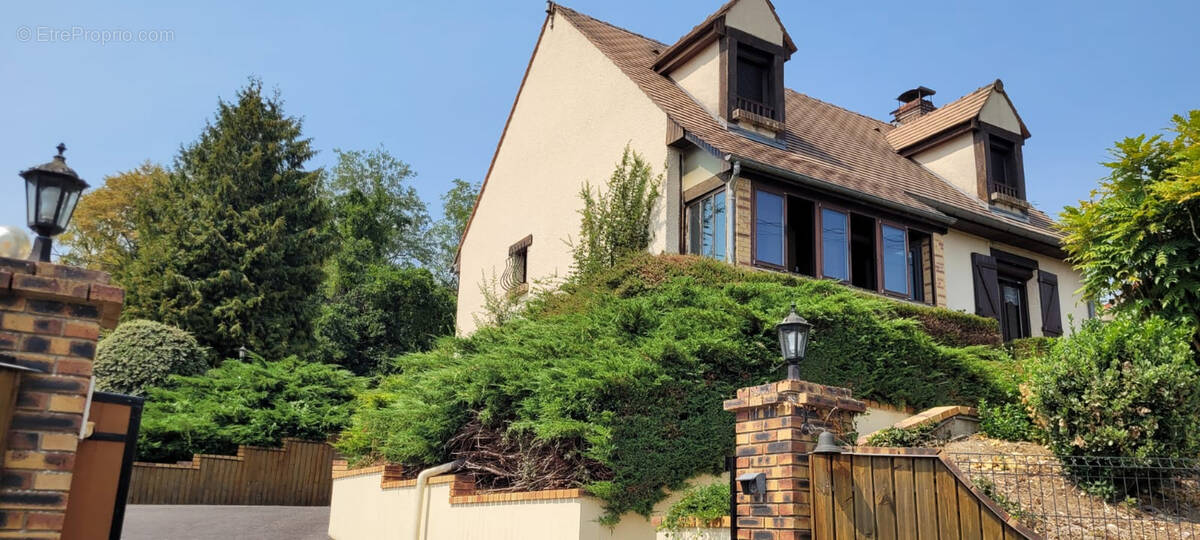 Maison à DOMPTIN